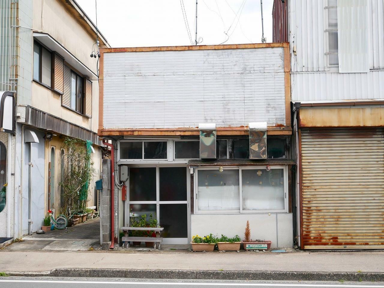 左から みつば美容室、元・大判屋（藤村商店）、右端：元・山川傘店