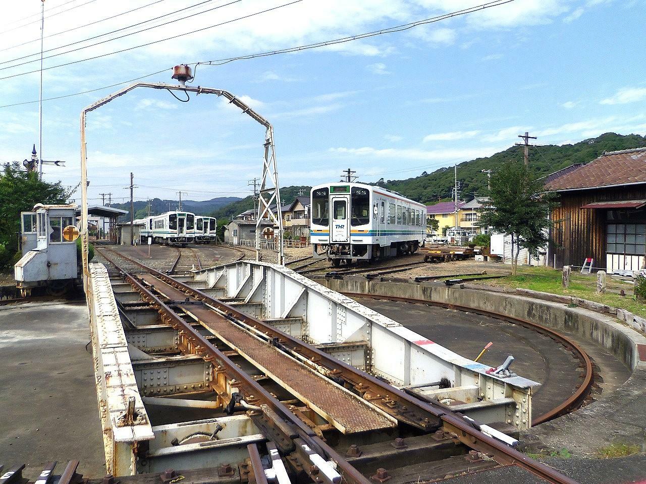 車両基地内の転車台（2016年10月コンパクトデジタルカメラにて撮影）