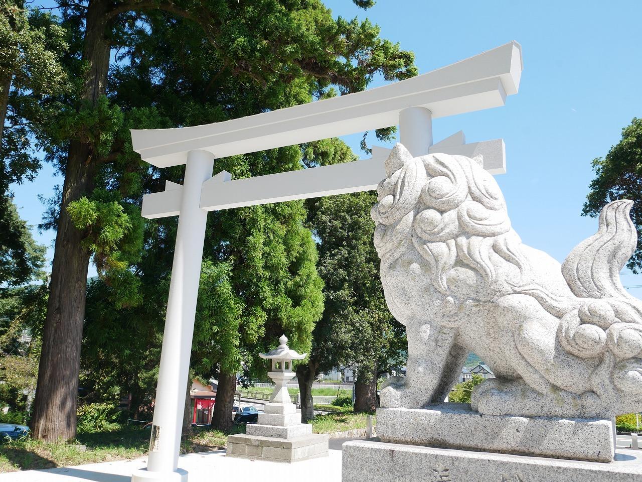 井伊谷宮の新鳥居と狛犬（吽形）