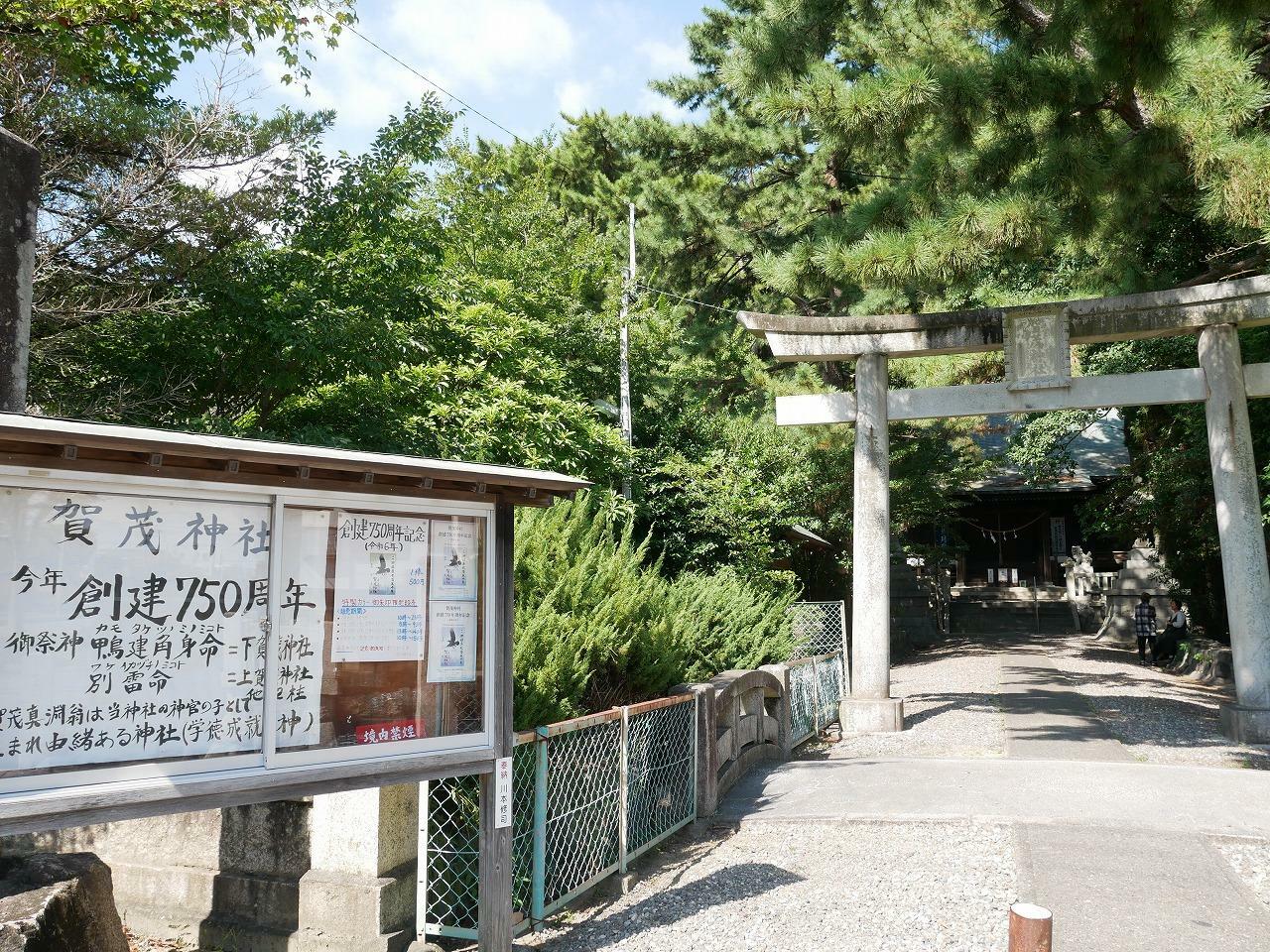 鳥居と掲示板