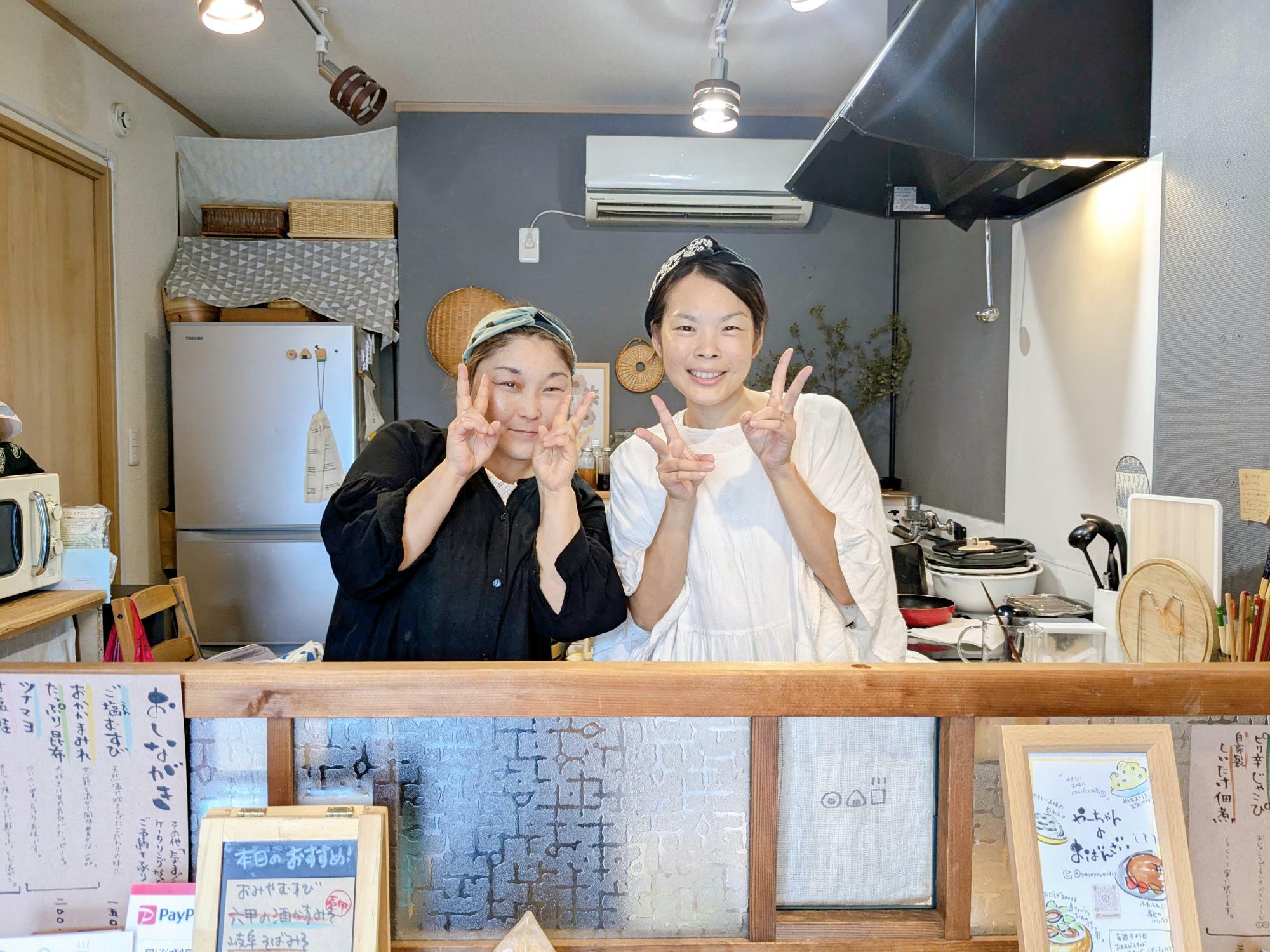 『やーちゃんのおばんざい』店主のやーちゃん（写真左）と『おむすびスタンド むすんで、にぎって。』店主の小鹿さん（写真右）