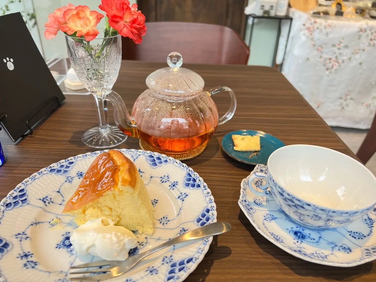 「つきのねこ」和紅茶とスフレチーズケーキ