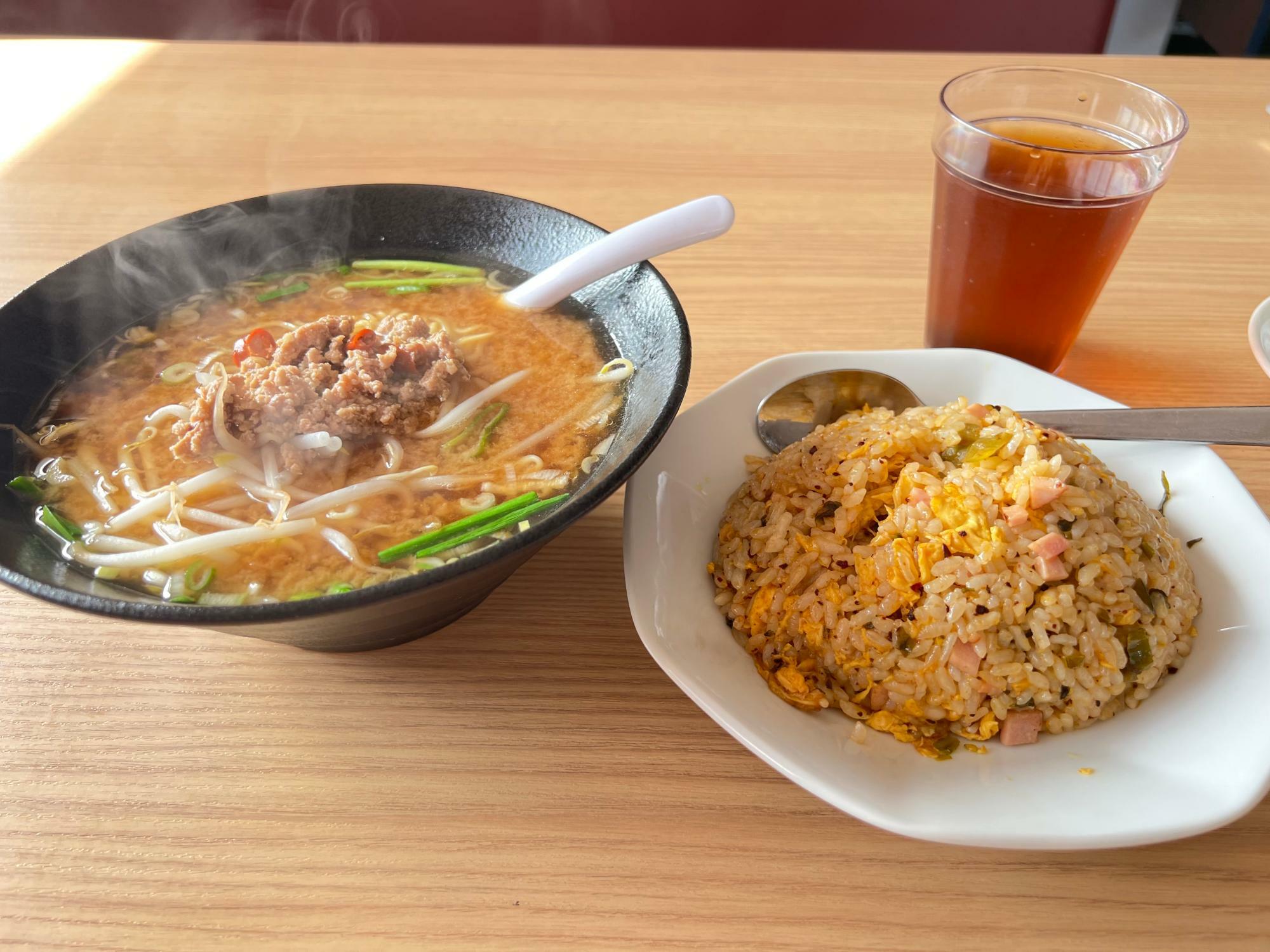 「ラーメンセット（味噌台湾ラーメン・四川炒飯）」