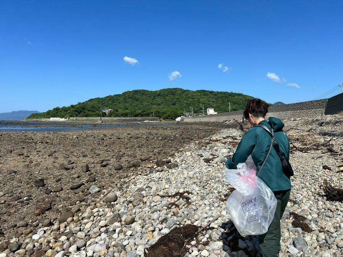 飯盛への恩返しをかねて、江ノ浦海岸の清掃をしている
