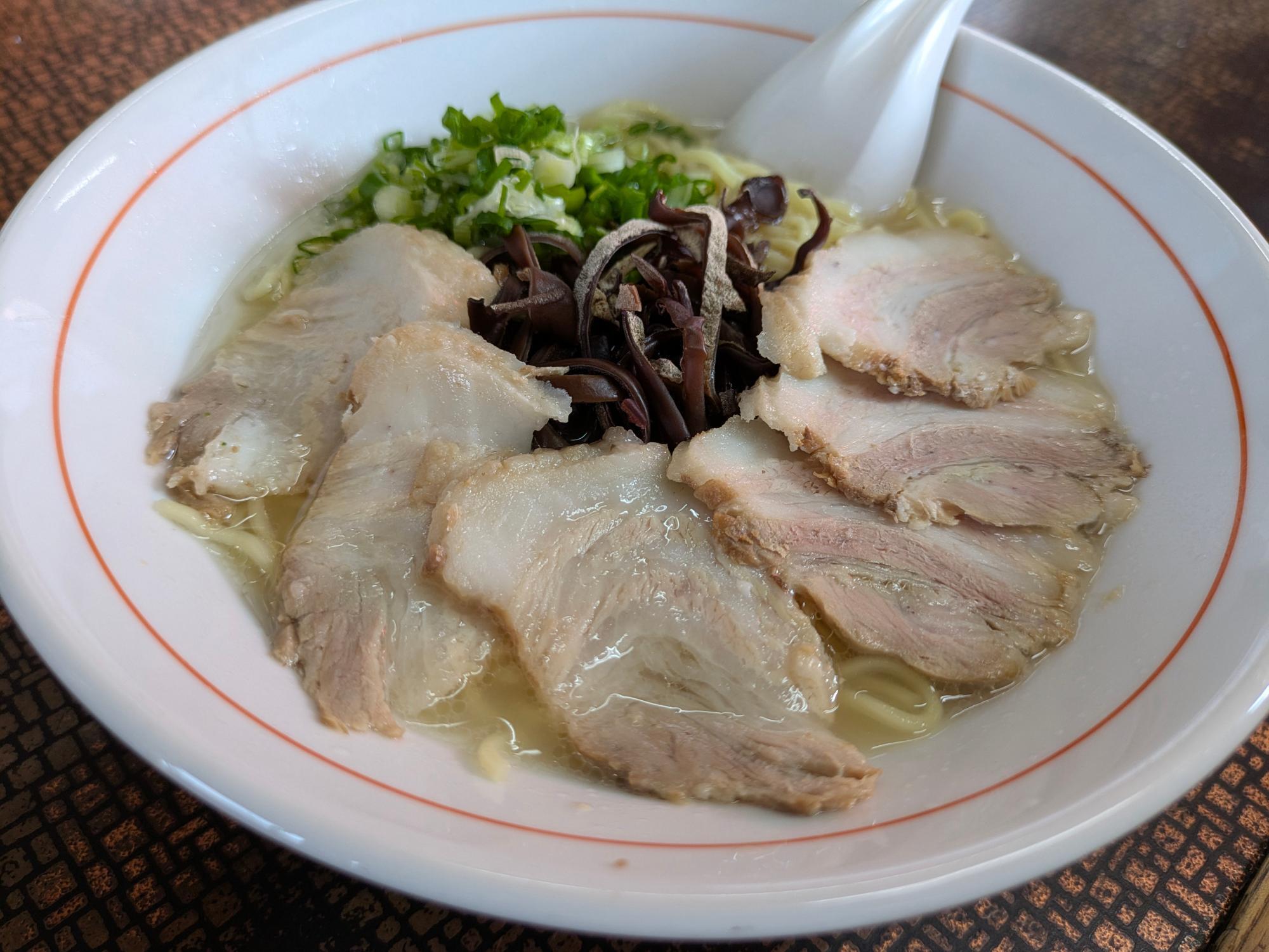 あづまラーメン一番人気。チャーシューがたくさん入っています。