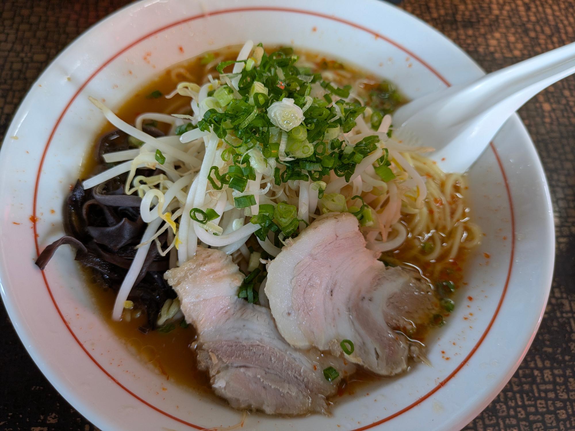 こちらはしょうゆピリ辛ラーメン。