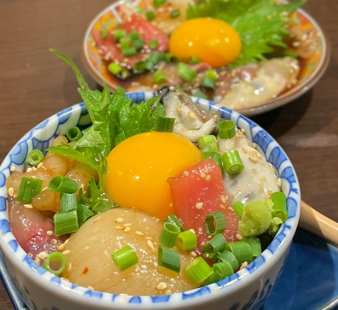 甲殻海鮮ユッケ丼(下)甲殻海鮮ユッケ(上)期間限定商品のため現在は無し