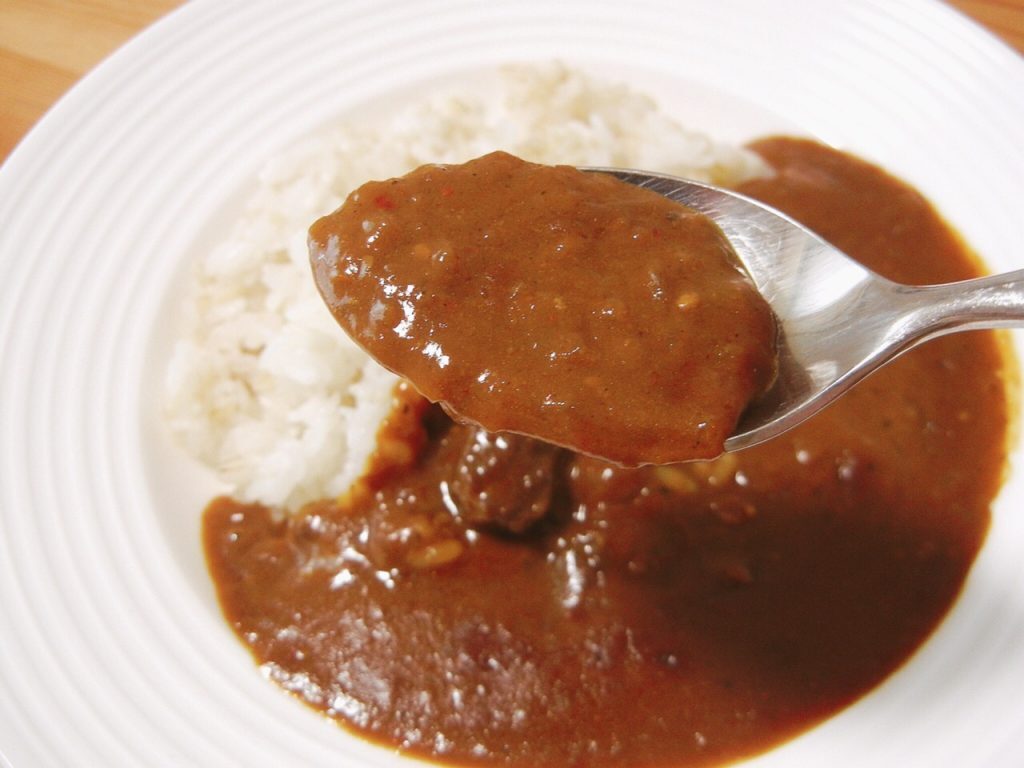 赤や黒のスパイスが浮かんでいます…！