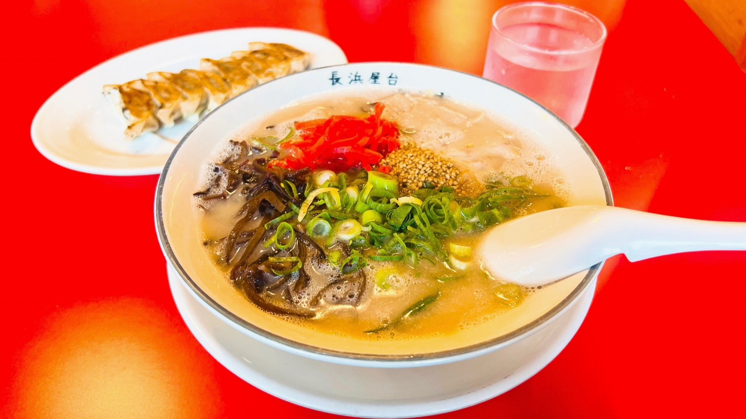 福岡市】屋台の雰囲気を店内で楽しめる!あっさりながら豚骨の 福岡市】屋台の雰囲気を店内で楽しめる!あっさりながら豚骨の