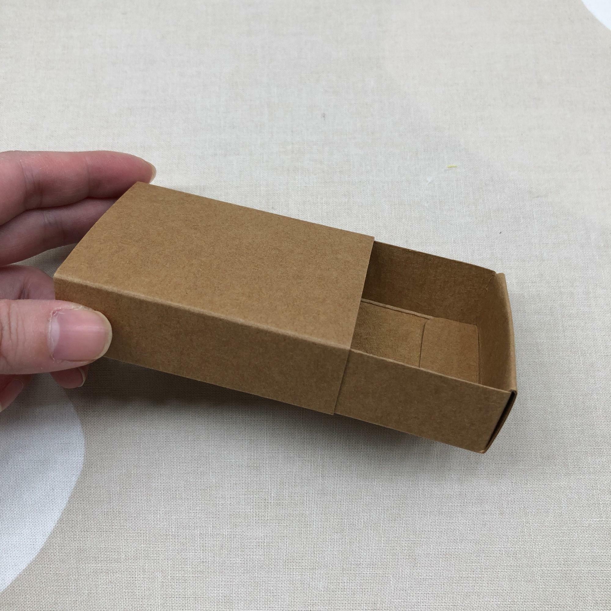 マッチ箱のような形のスライド式の箱です
