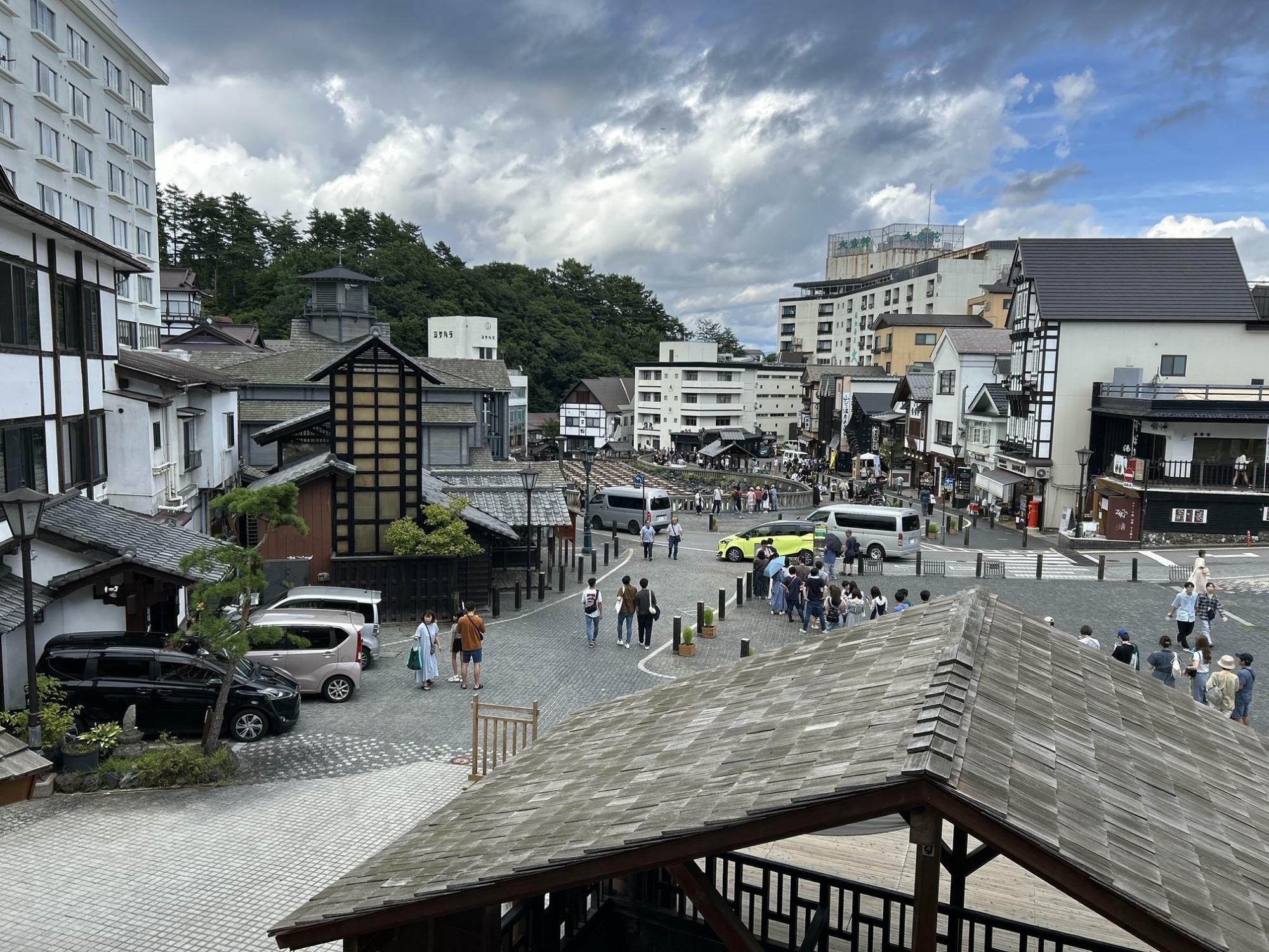 大広間から湯畑を眺める