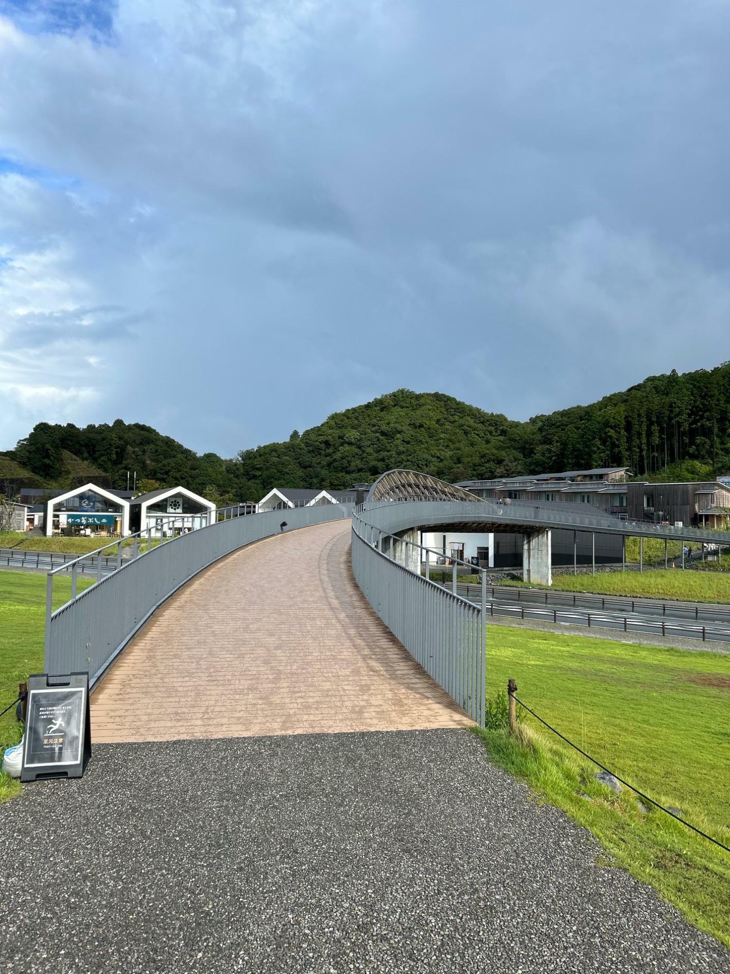 この橋で道路を渡ります