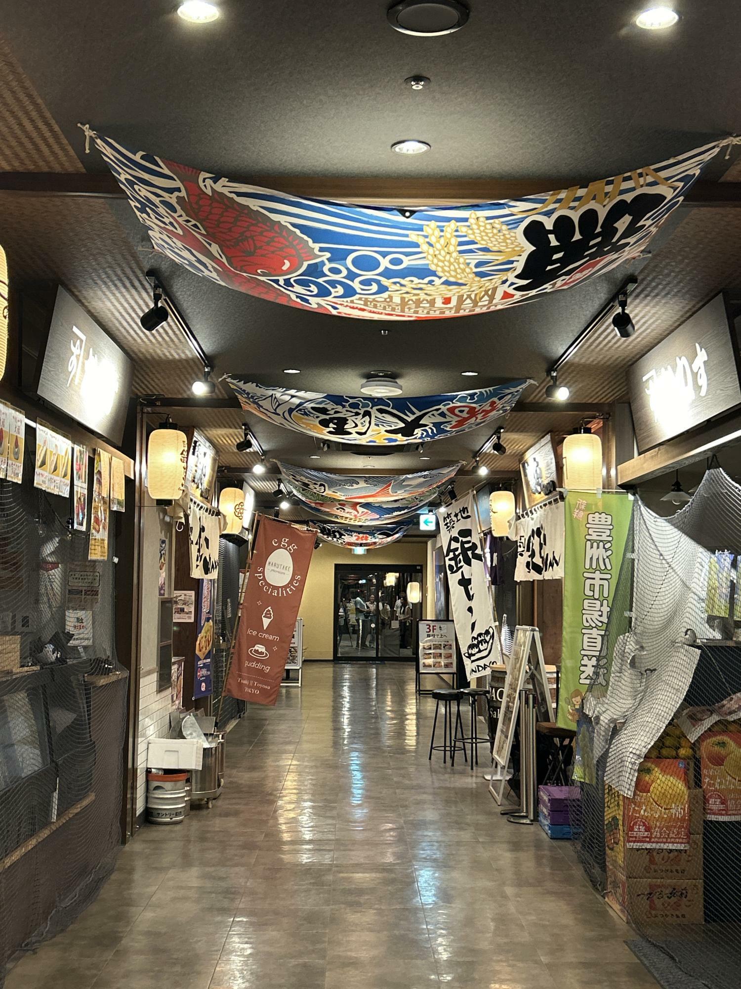 2階の建物内(目抜き横丁)にもお店がズラリ！ですがこのエリアは18時閉店がほとんど。