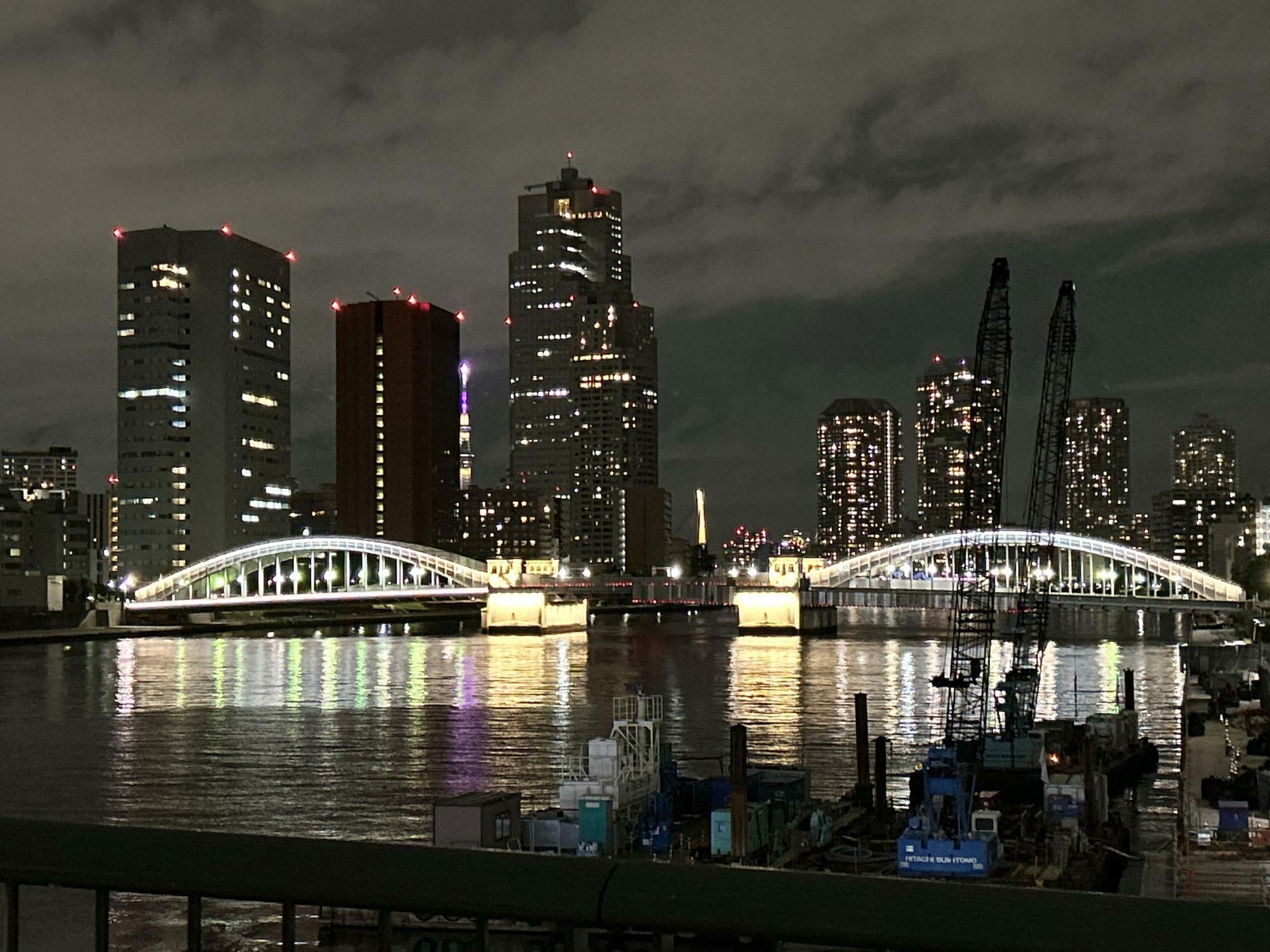 手前の橋が勝鬨橋、ビルの間に東京スカイツリー(R)！