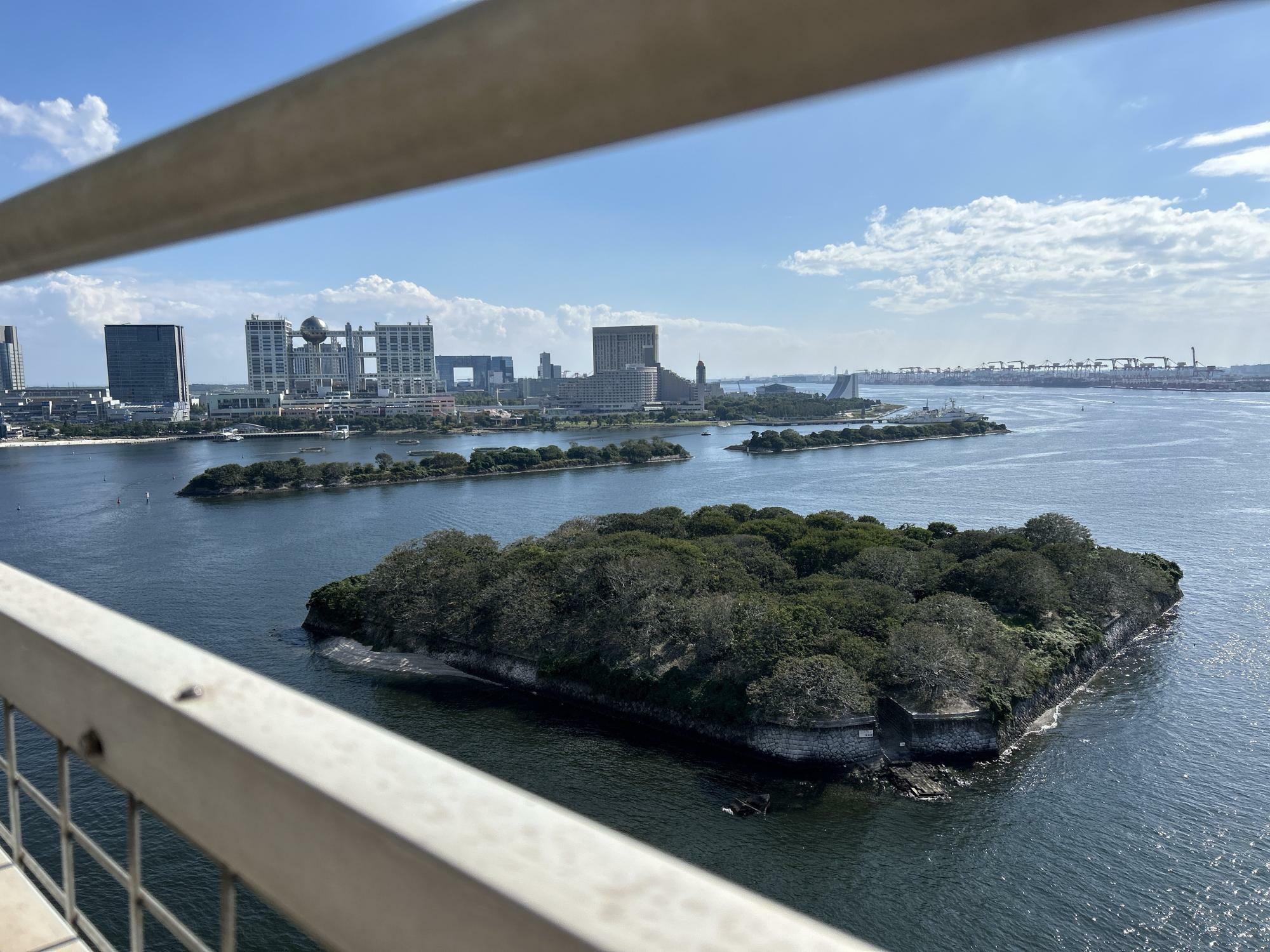 手前の森がこんもりしているところは「第六台場」跡。奥に目指すお台場が！