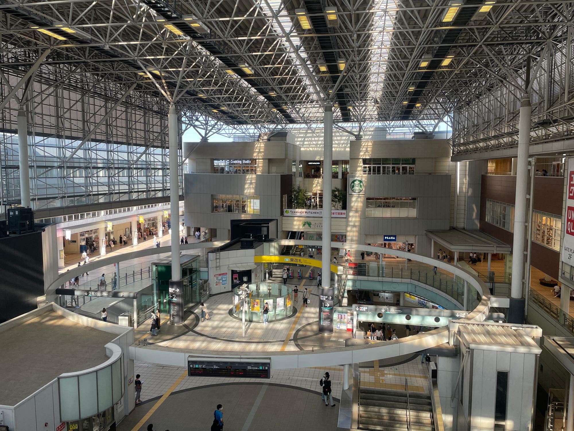 たまプラーザテラスは駅直結！中央は東急田園都市線「たまプラーザ駅」です。