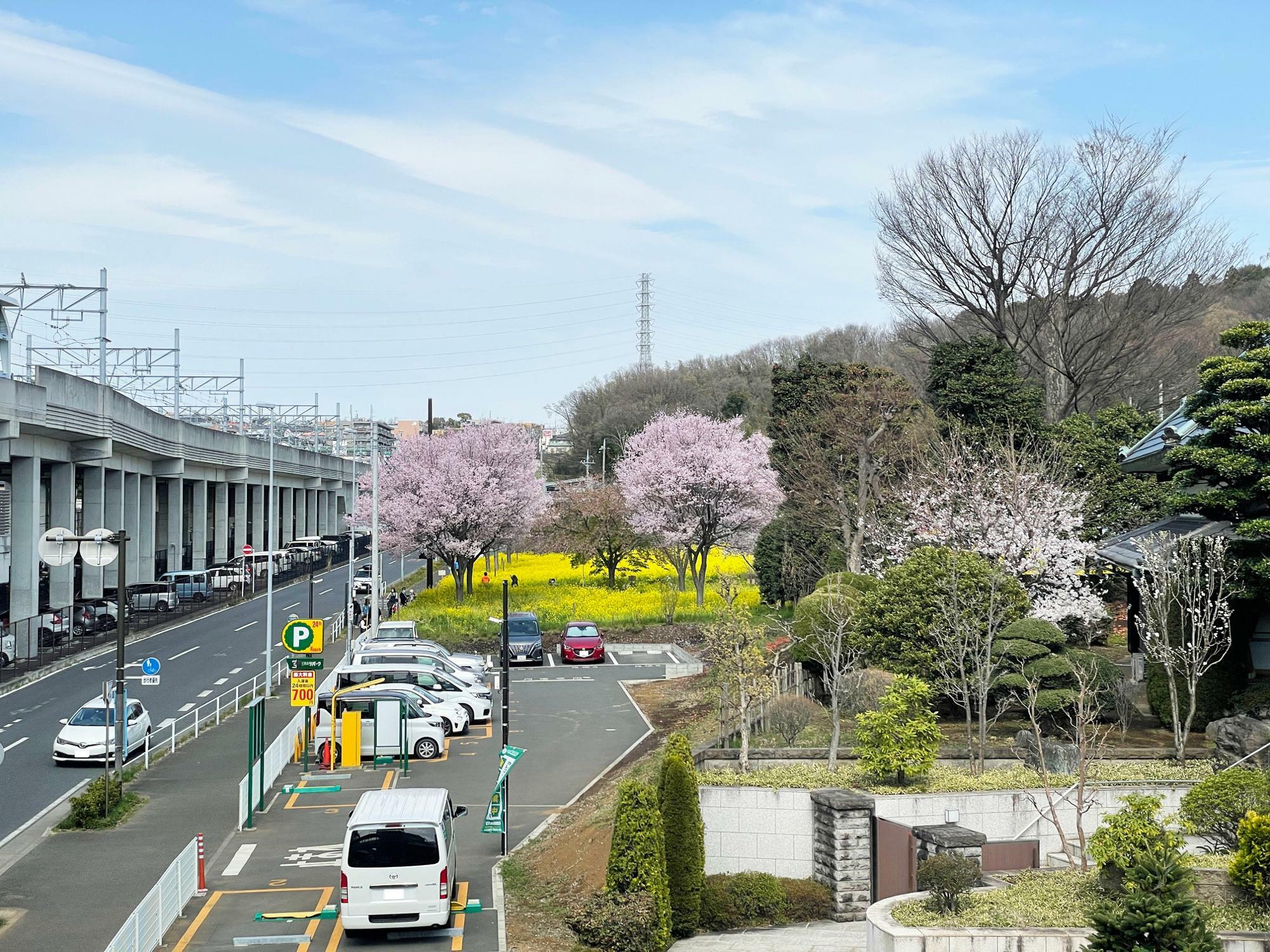 川和町駅の通路から撮影。手前が「三井のリパーク横浜川和町駅前2」です