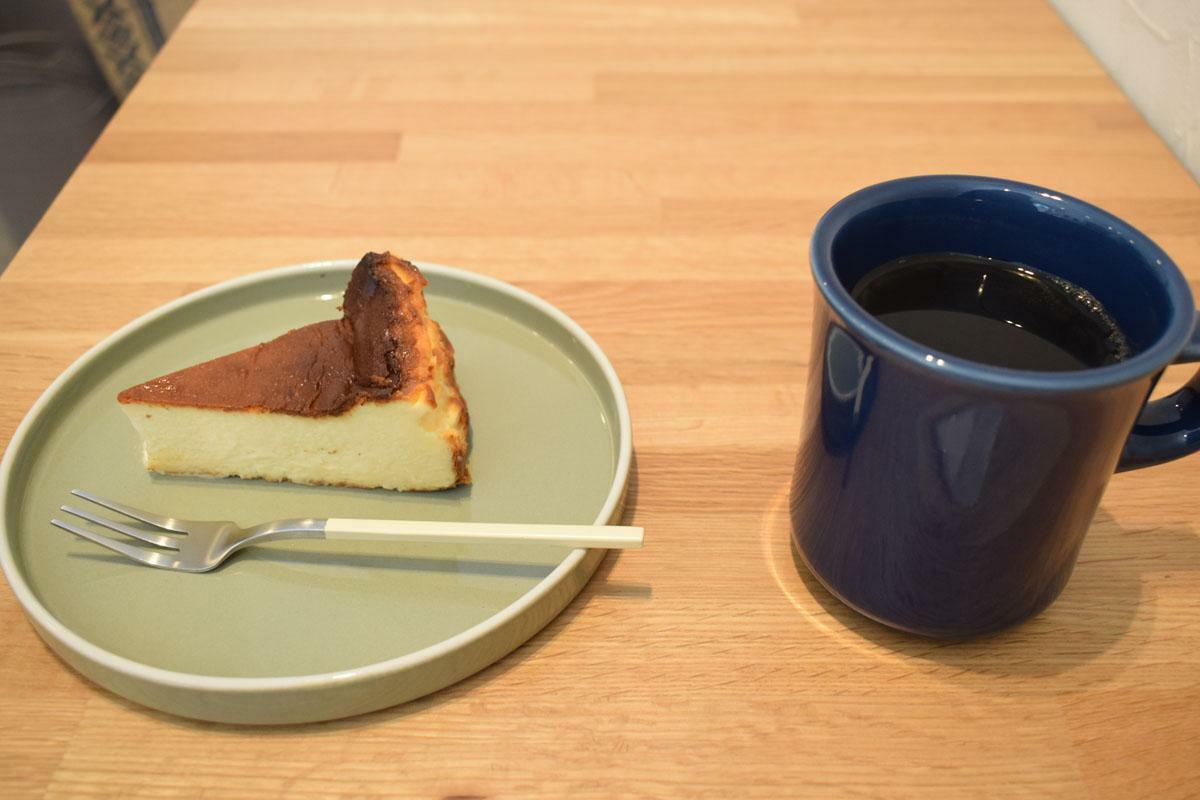 バスクチーズケーキとハンドドリップコーヒー（珈琲価格は銘柄によってかわります）