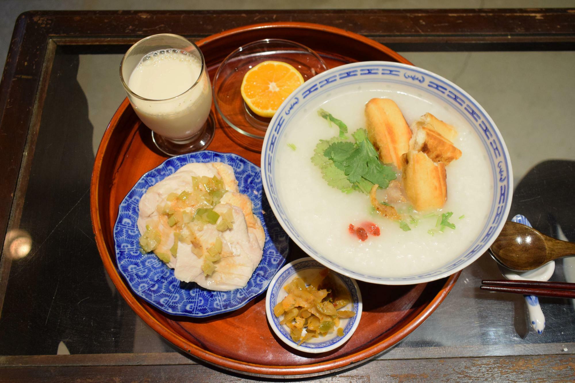 蒸し鶏付朝粥600円　豆乳50円