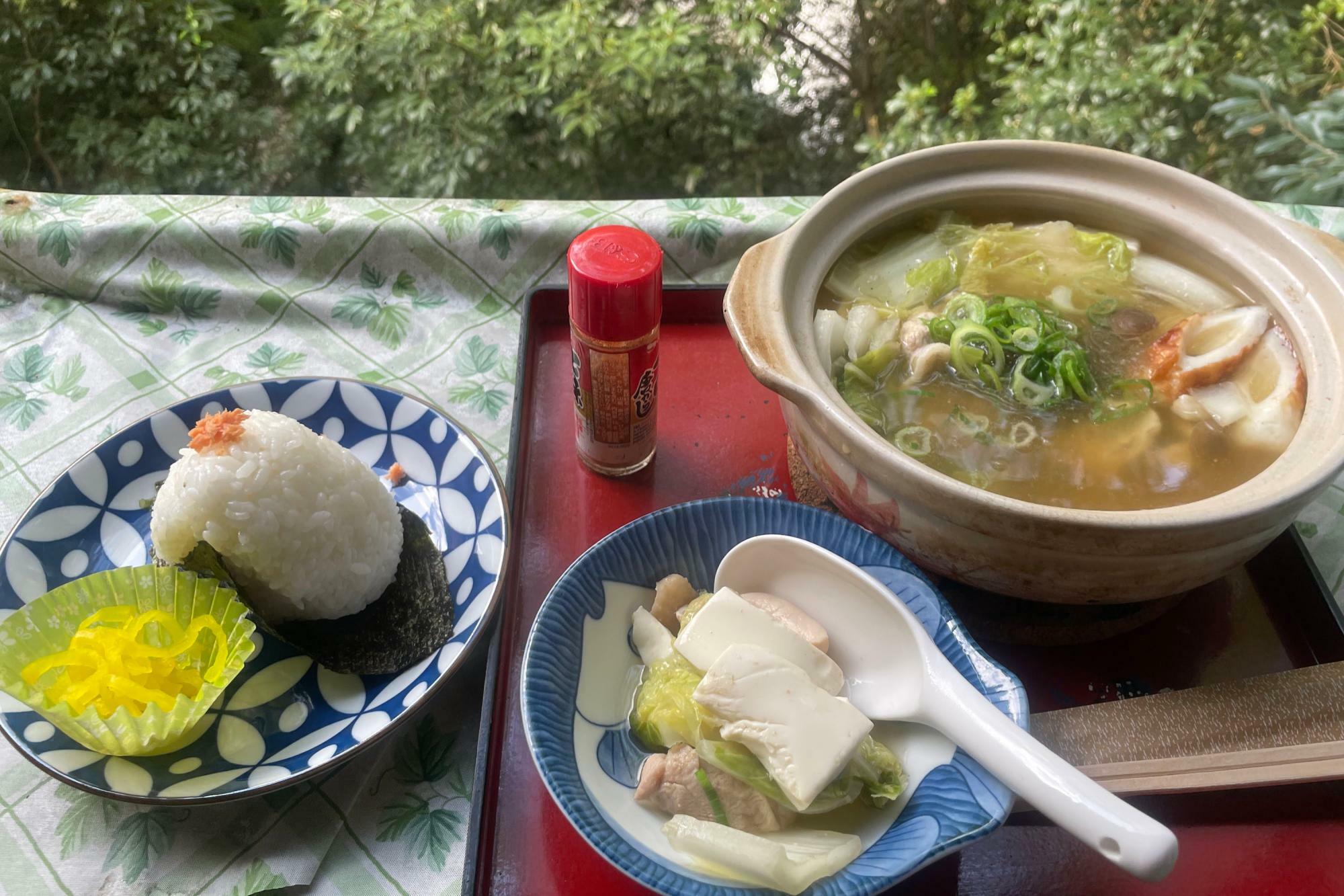 湯豆腐おにぎりつき 990円（湯豆腐単品は880円）