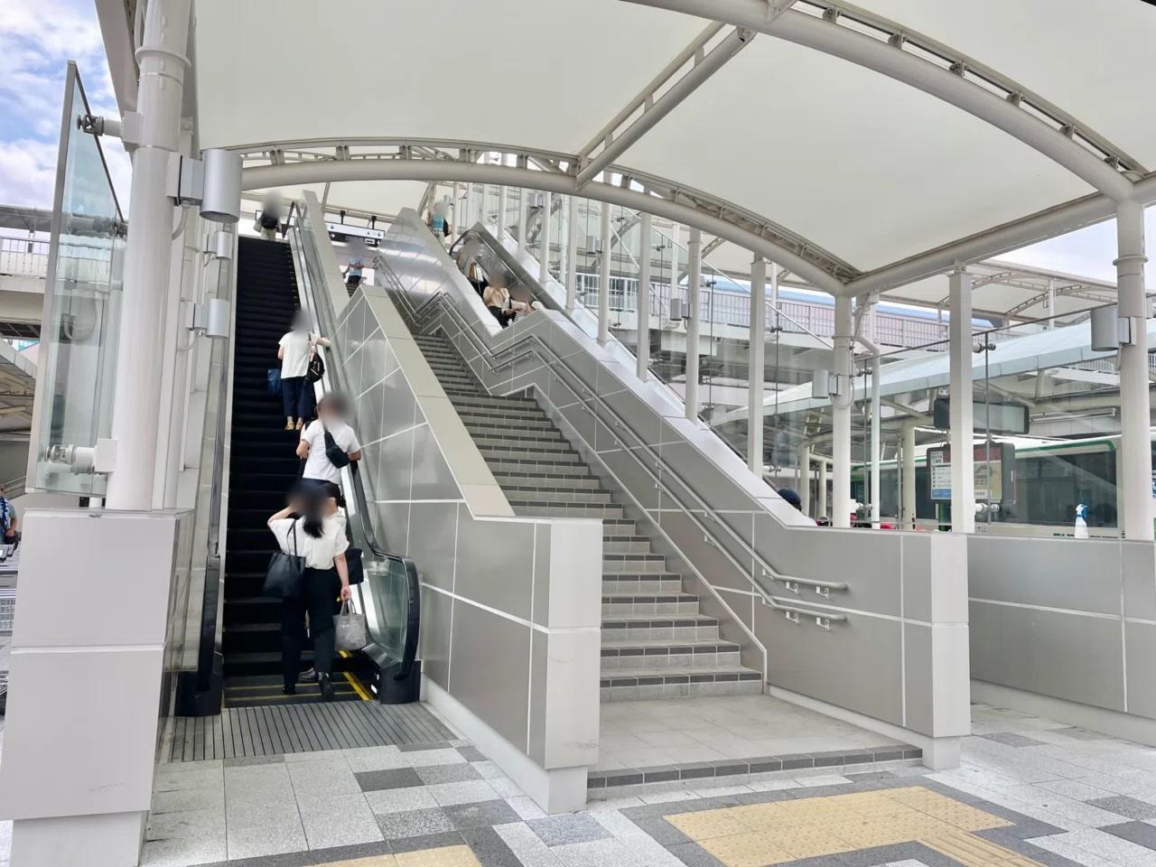 駅前広場のエスカレーター