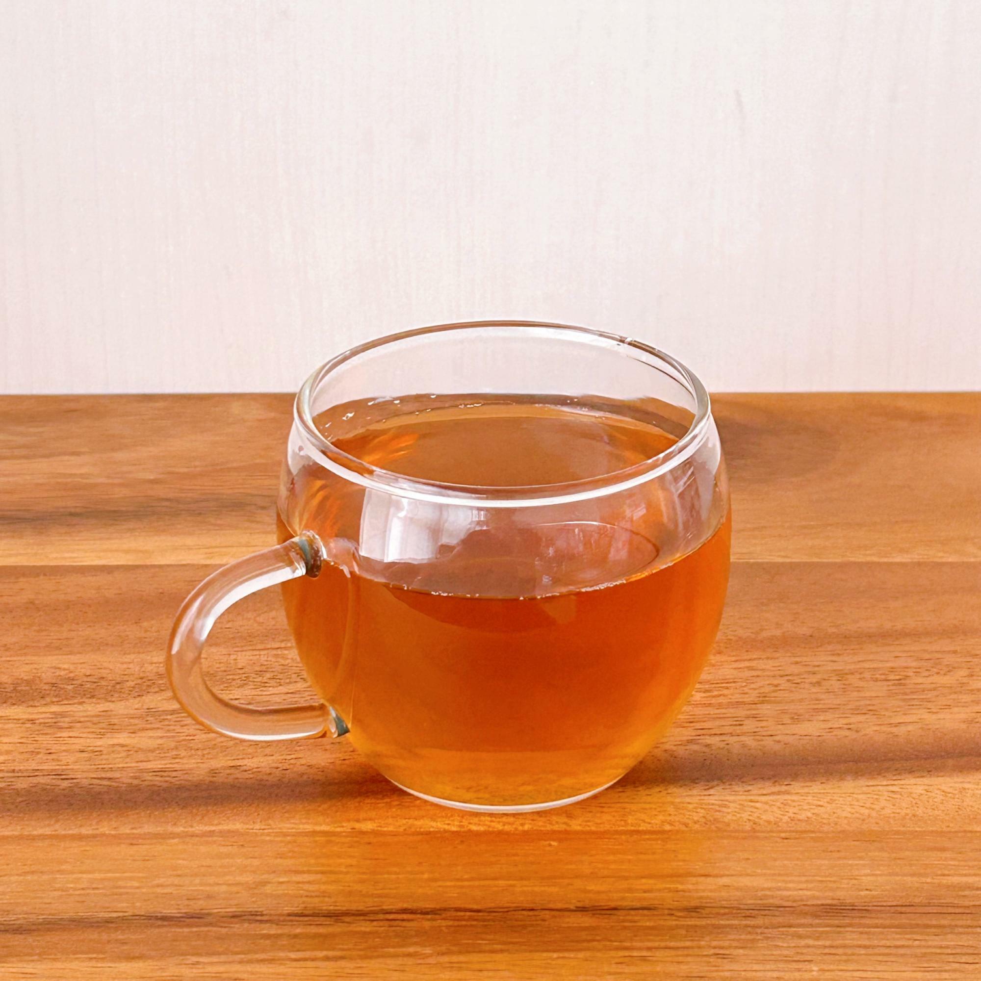 寝る前と起きたらコップ一杯の水やノンカフェインのお茶で水分補給を！