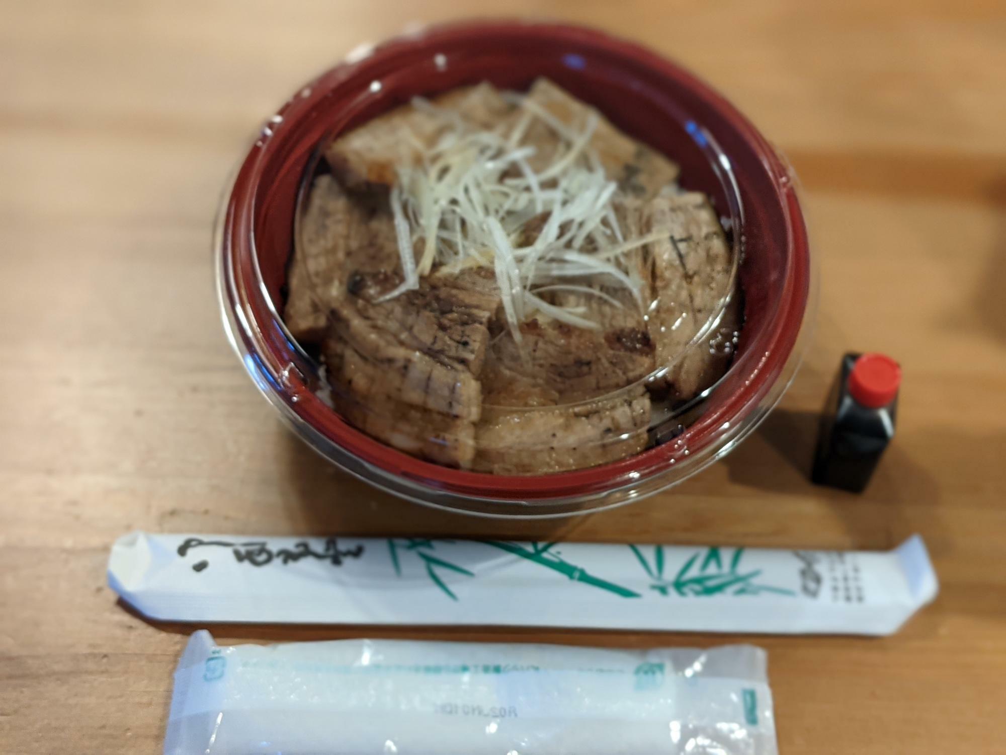 元祖豚丼専門店「TONTON」元祖豚丼（豚バラ肉６枚入り）￥８５８（税込）