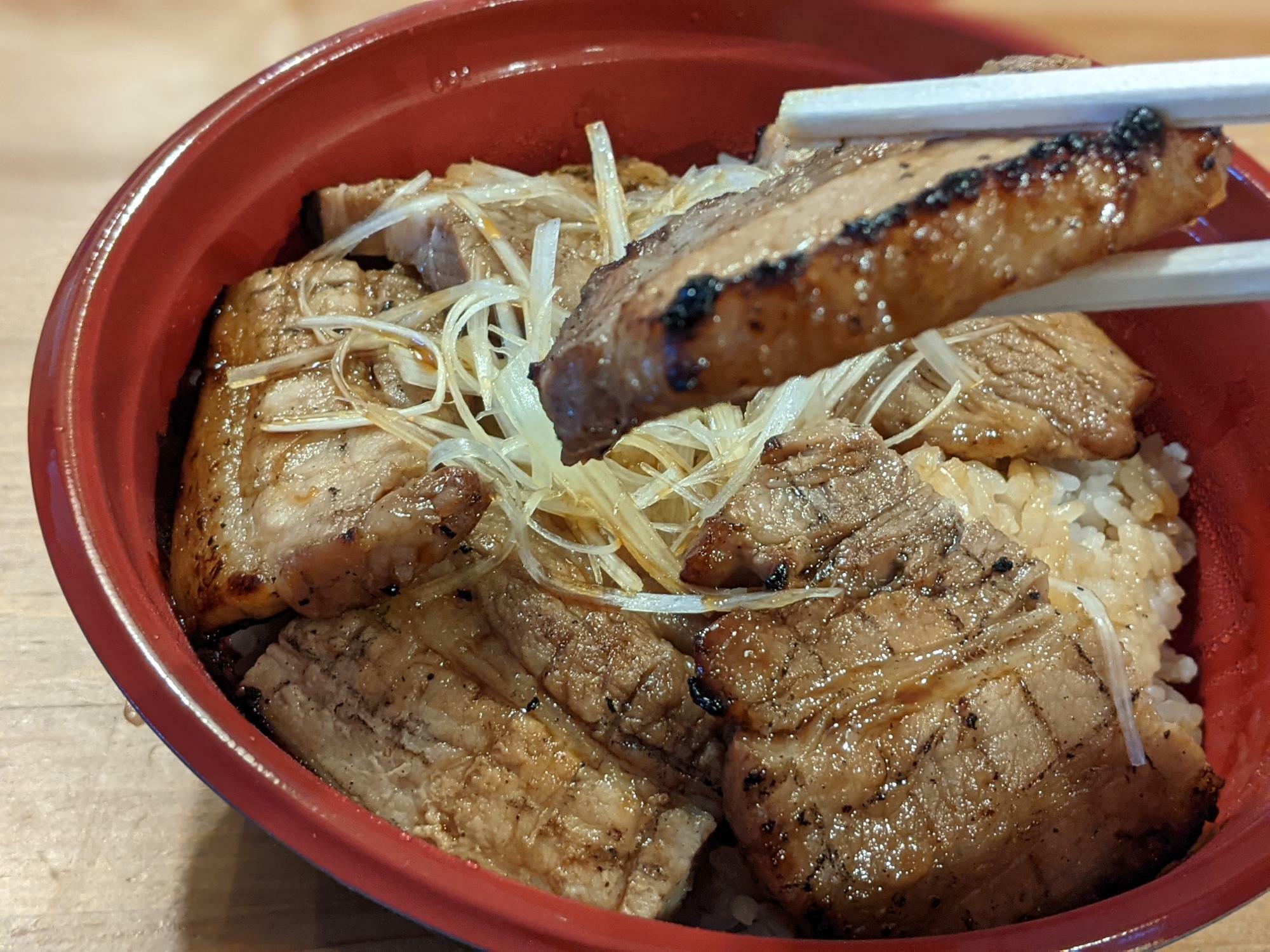 元祖豚丼専門店「TONTON」炭火香るジューシーな豚バラ肉！