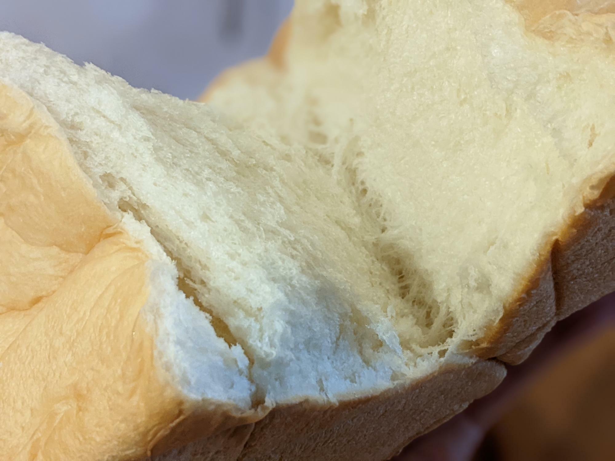 高級「生」食パン　レギュラー２斤サイズ　９７２円（税込）