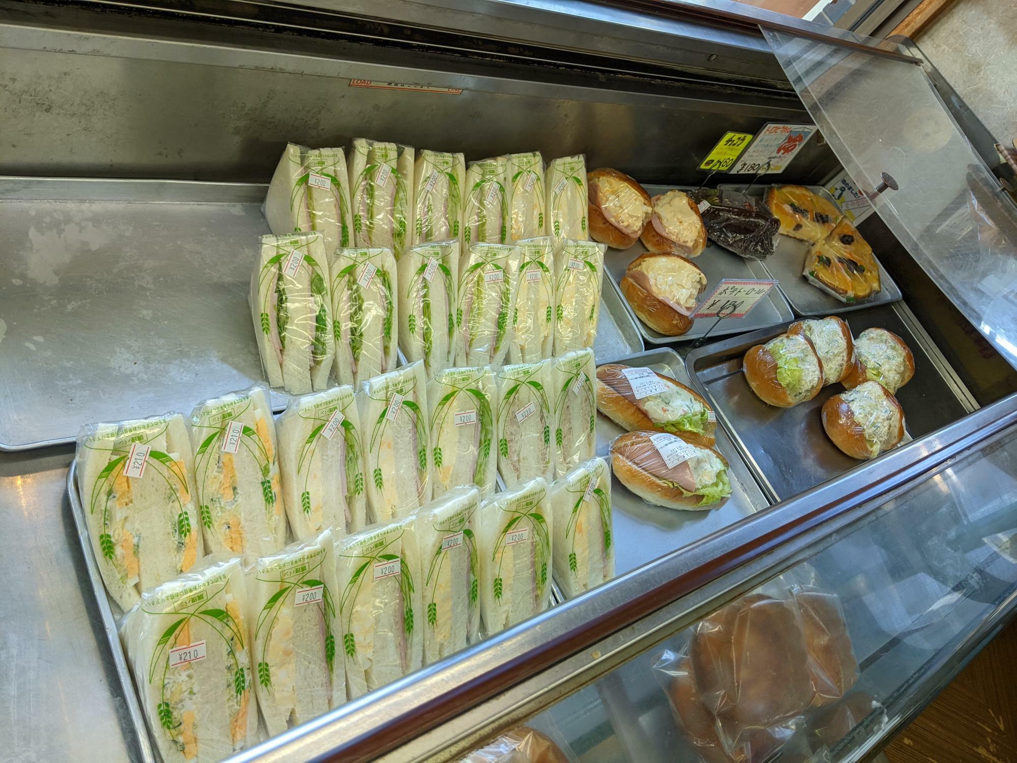 サンドイッチのショーケースにはスイーツ系のパンやタルトも！