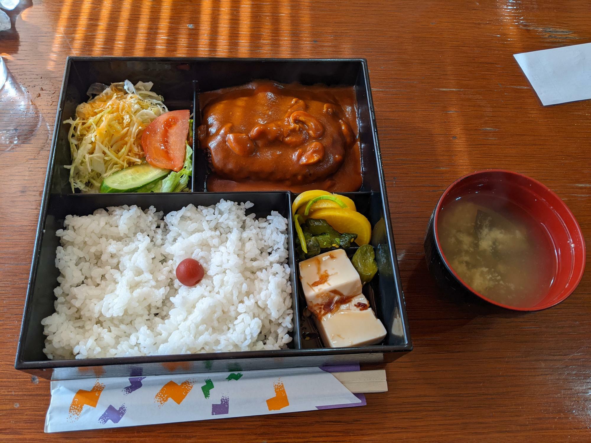 ハンバーグ弁当￥８６０（税込）