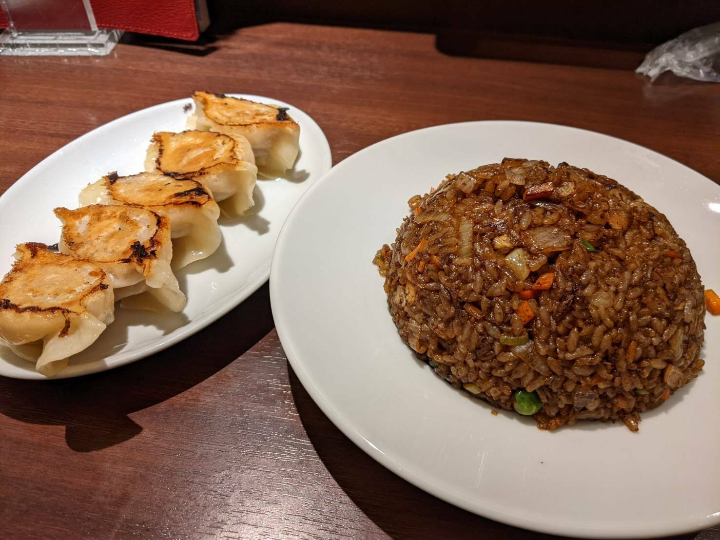 焼餃子４４０円（税込）、特製炒飯８６０円（税込）