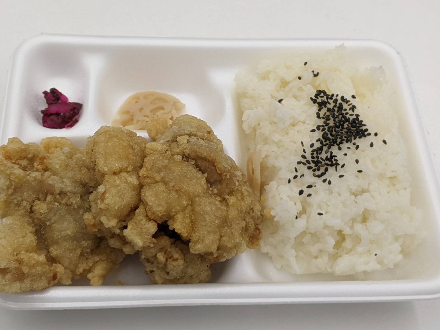 から揚げ弁当（小）セール価格で３８６円（税込）