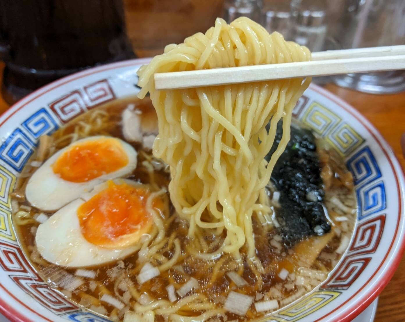 縮れ麺に絡むスープが美味しい