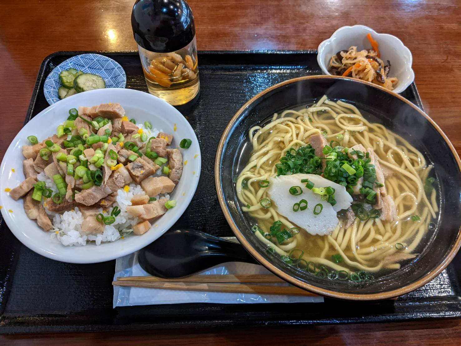 八重山そばとにじゅうまる丼のセット880円（税込）