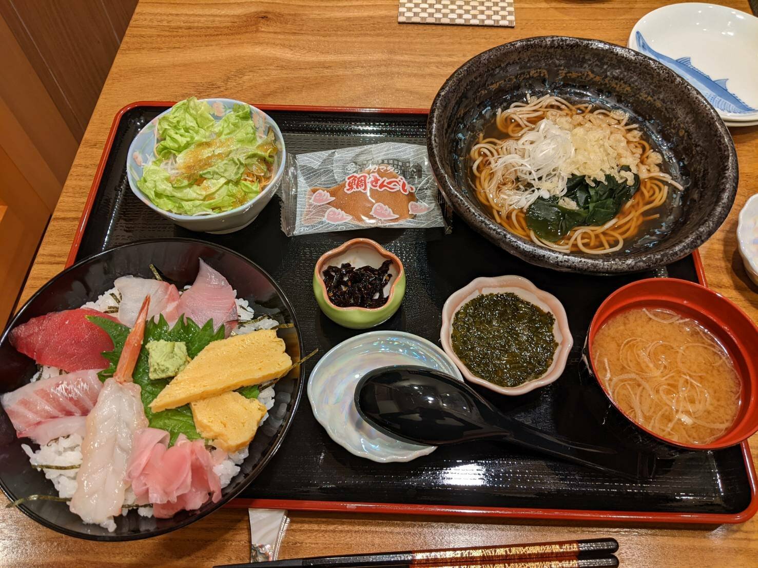 ミニ海鮮丼定食セット1,628円（税込）