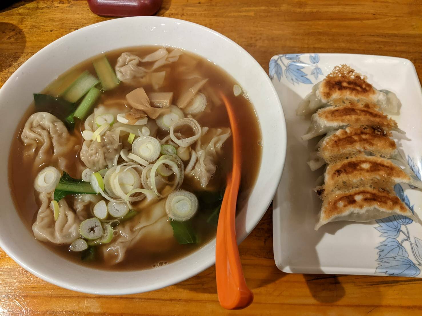 ワンタン麺と半餃子900円（税込）