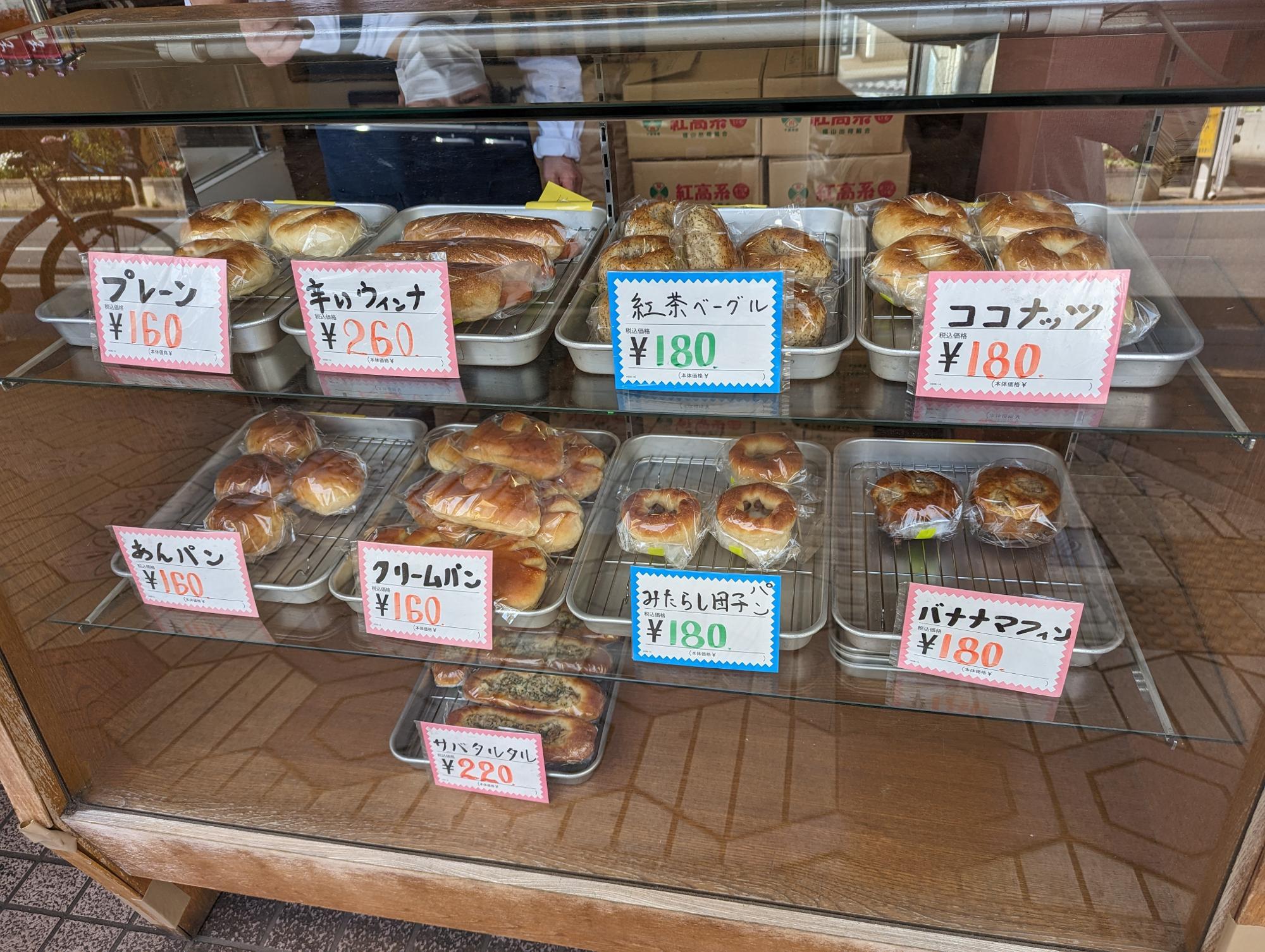 ショーケースに並ぶパン