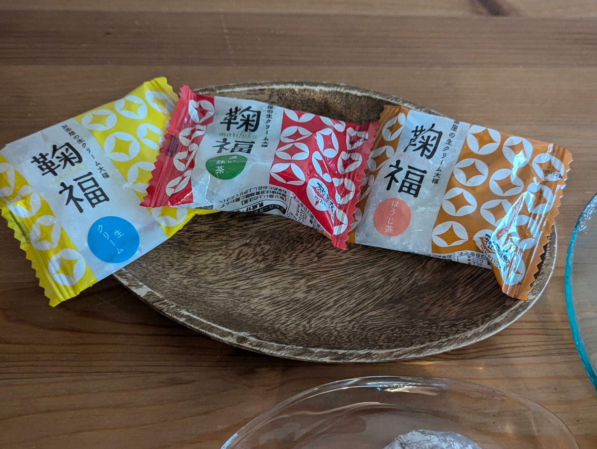 「鞠福」生クリーム、濃い抹茶、ほうじ茶。各200円（税込）