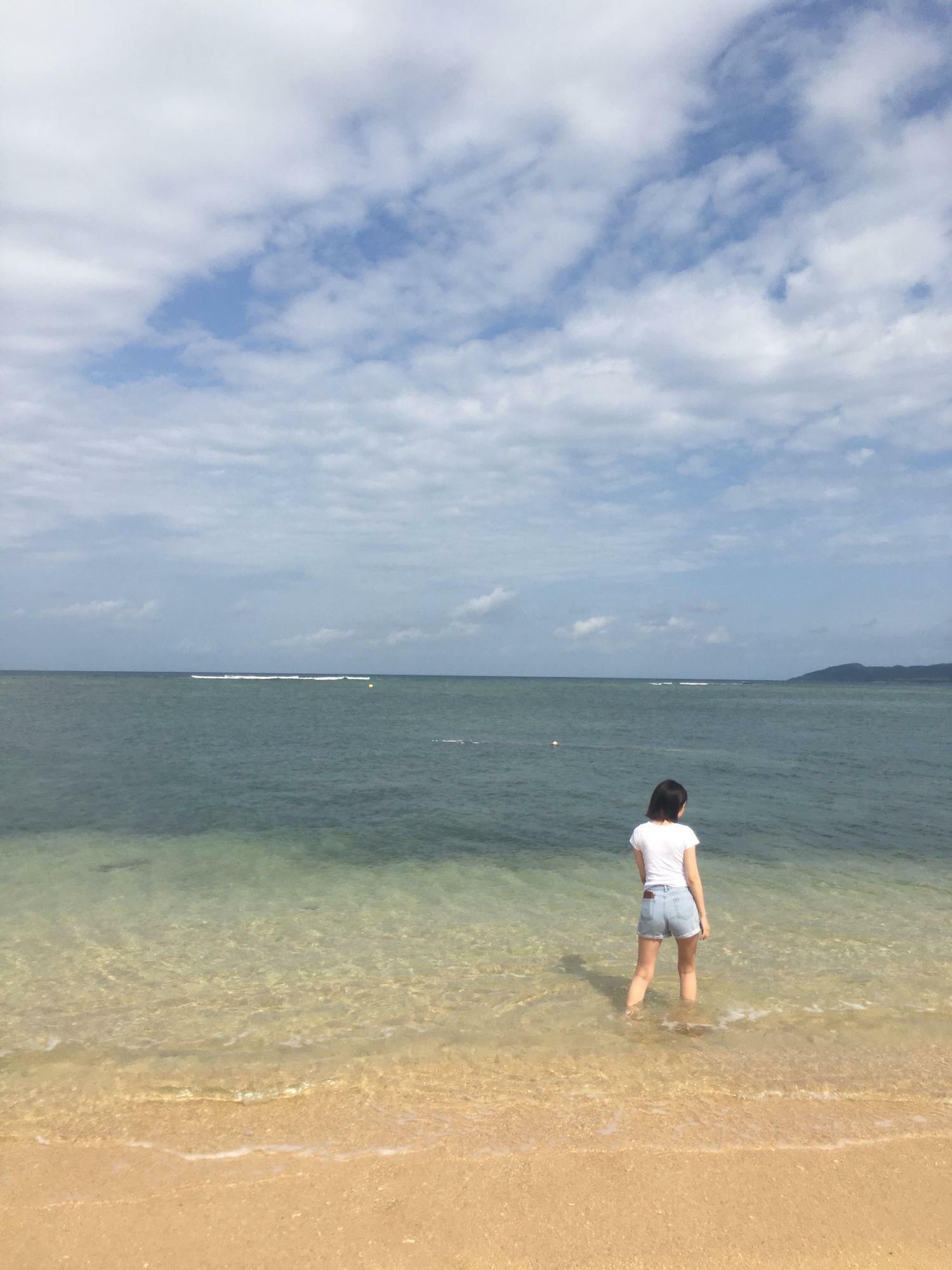 5月の沖縄は若干どんよりしているものの気温が高く、海が気持ちいいです