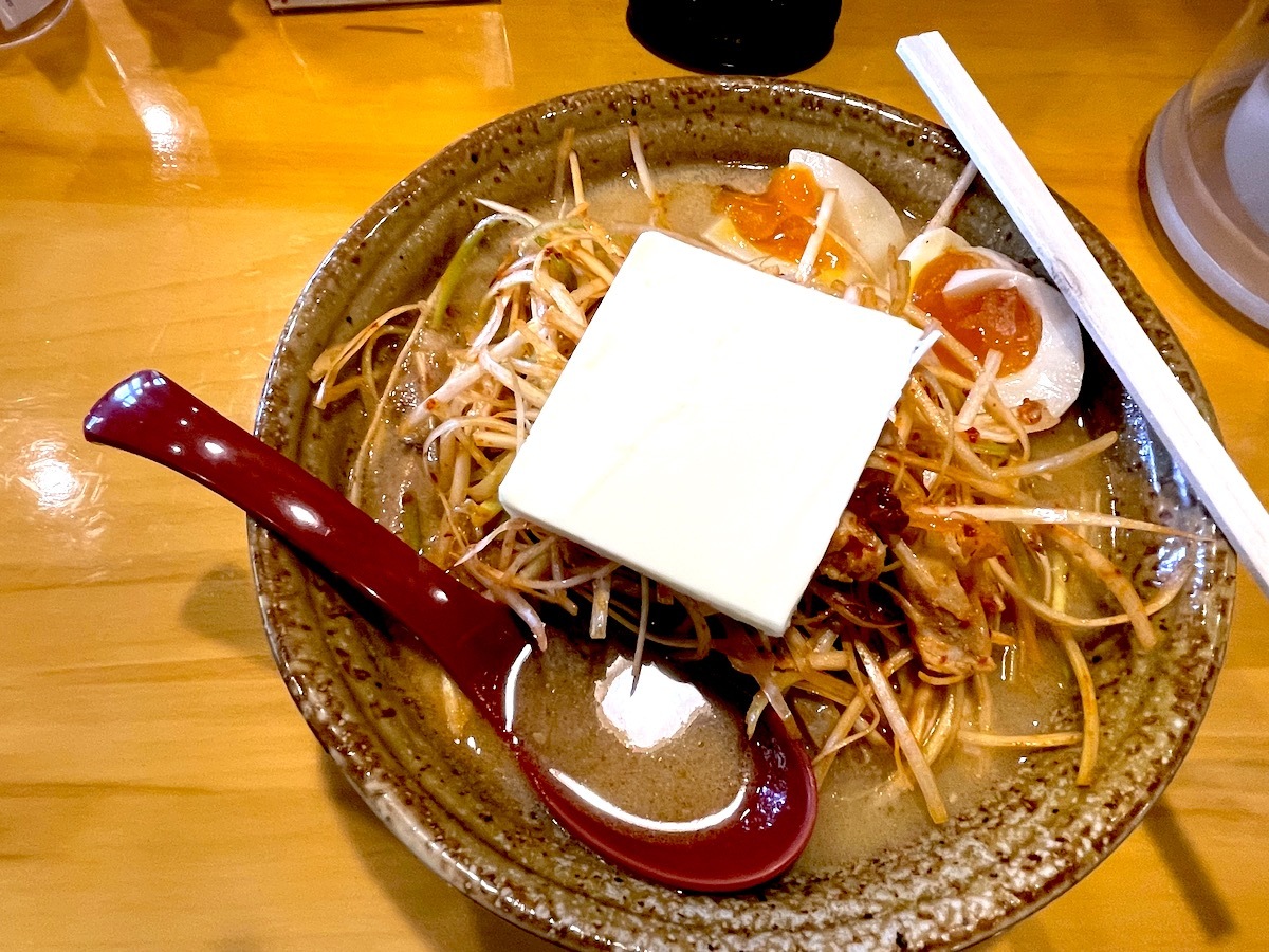 九州味噌味（¥979）にバター（¥132）と煮卵（¥132）をトッピング
