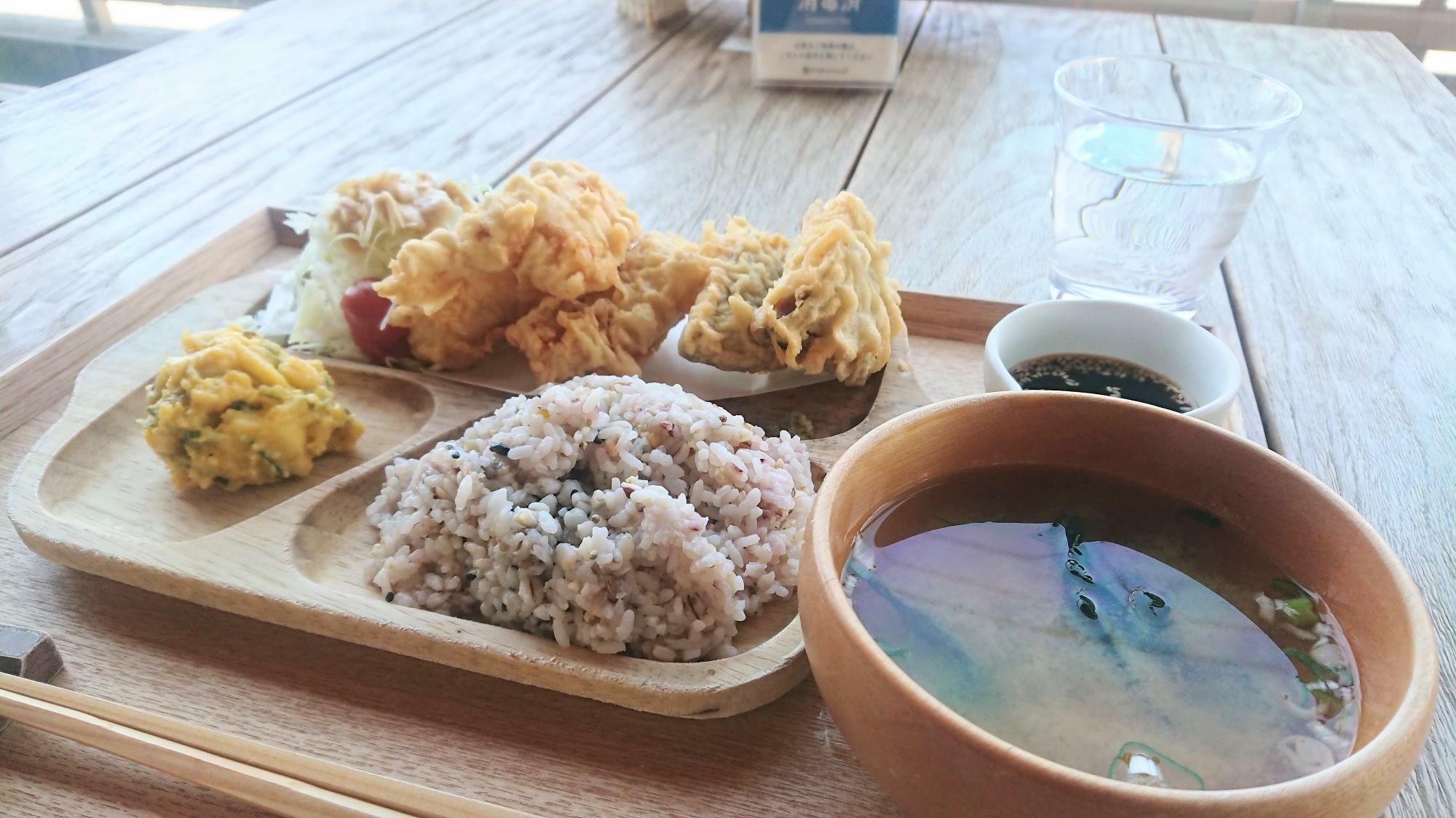 ふっくらご飯と揚げたての天ぷら