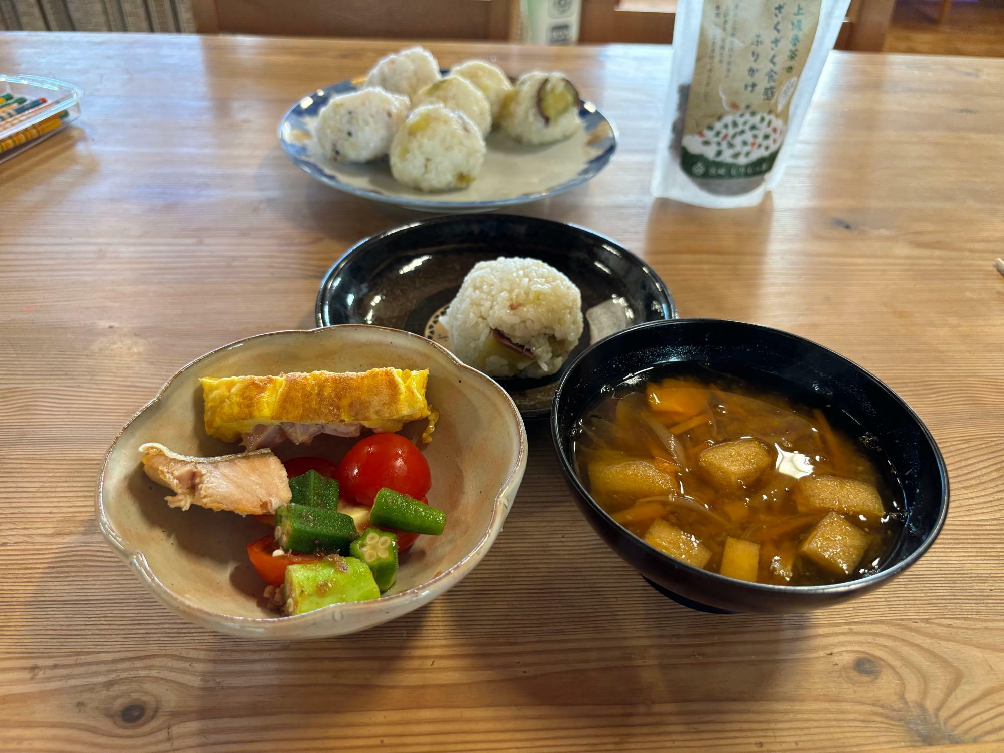 旬のお野菜のおかずと重ね煮のお味噌汁。