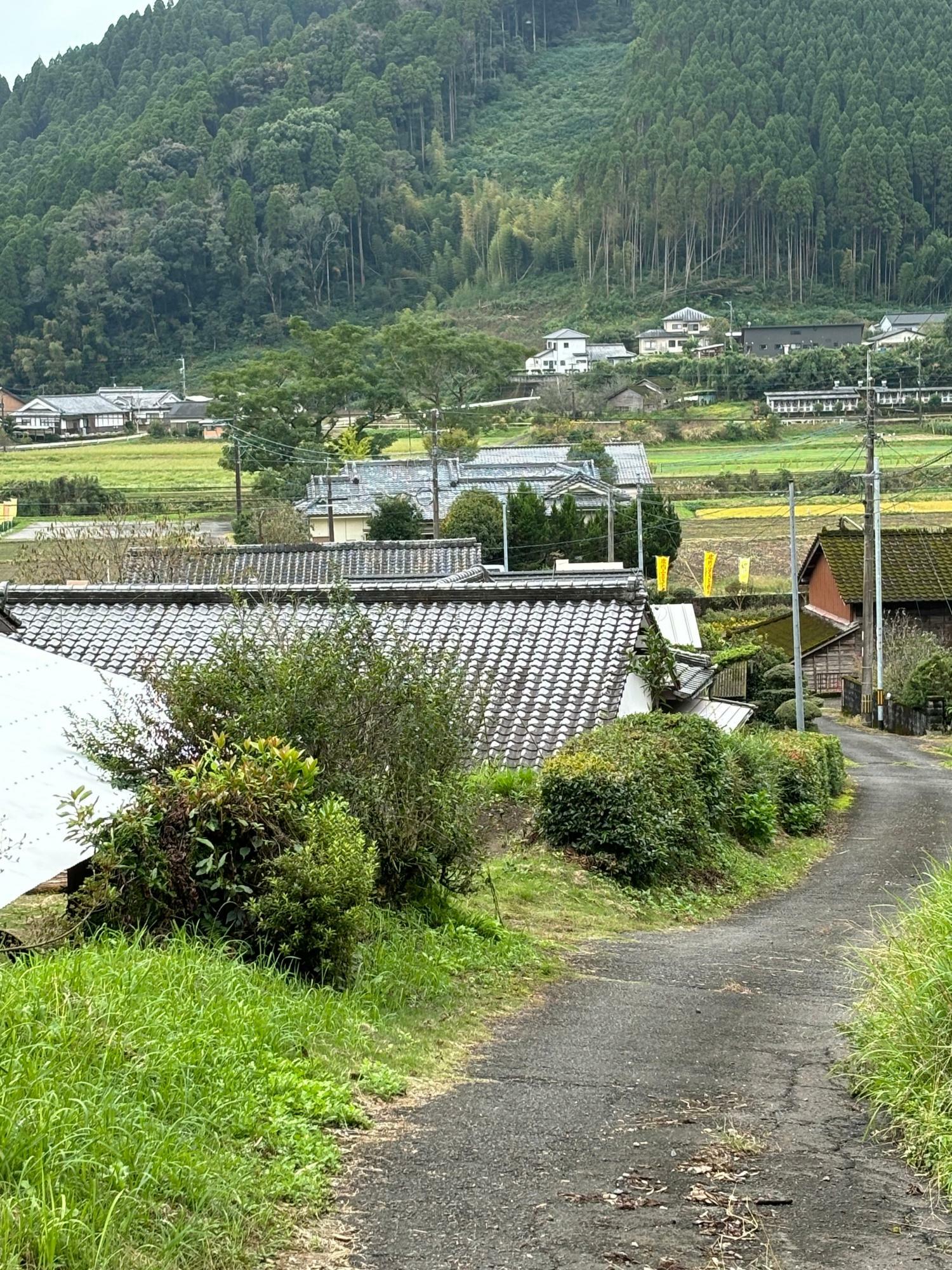 途中、民家の間で農作業中の方に挨拶して通りすぎることも。