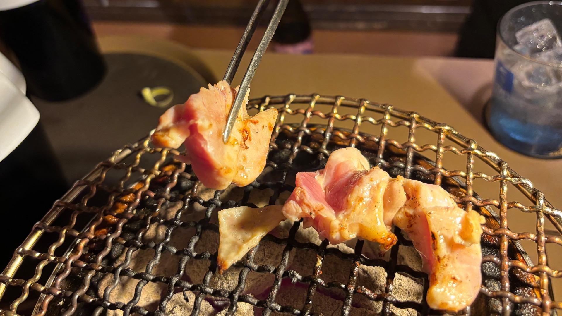 都城市】七輪でジリジリと…新鮮な地鶏を食べ比べ体験。食通には