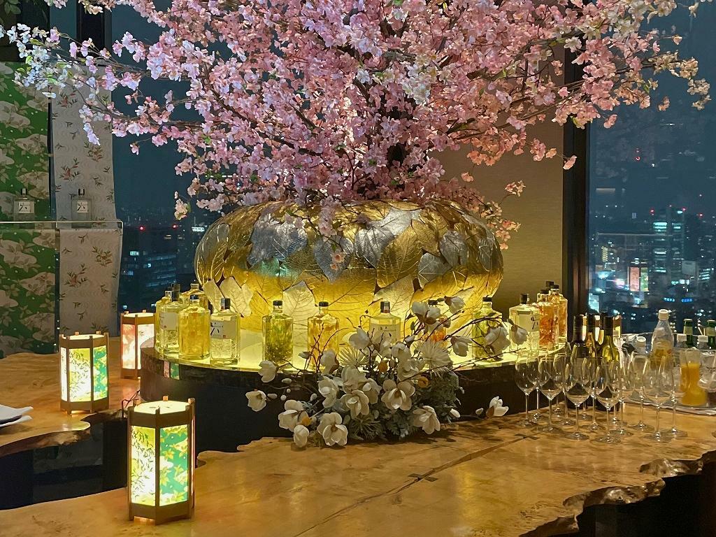 桜の装飾が見事な華やかなドリンクカウンター
