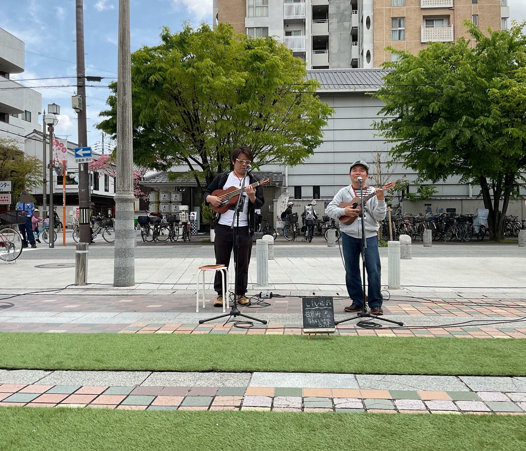 ※石倉理・新村智史 ウクレレDuoさんの演奏風景