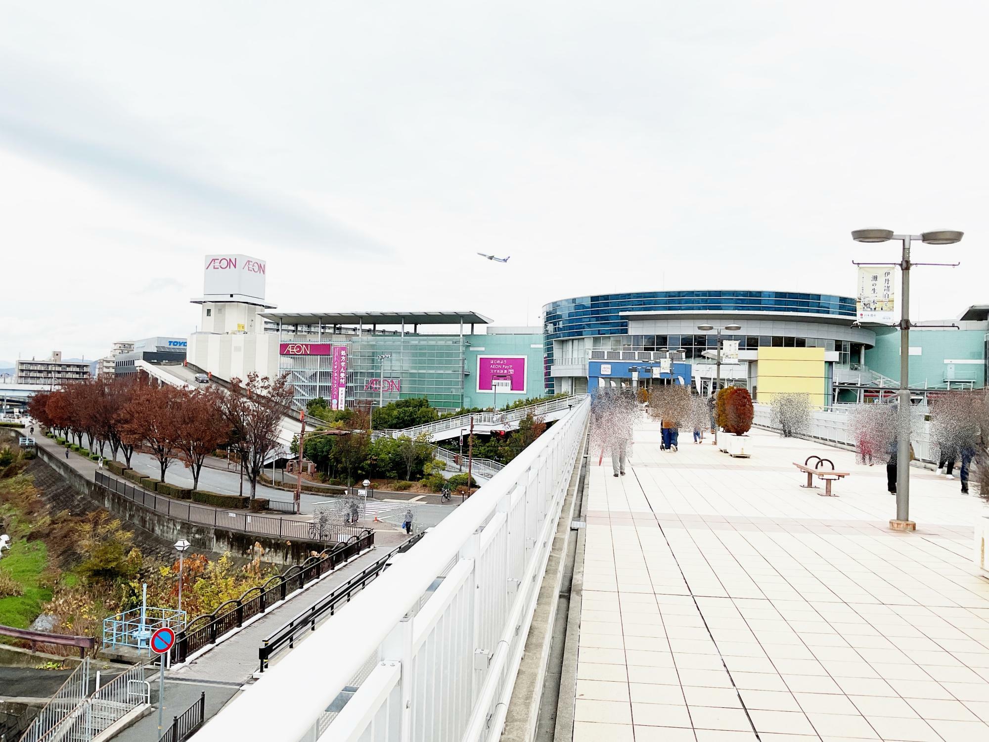 JR伊丹駅側デッキから見たイオンモール伊丹