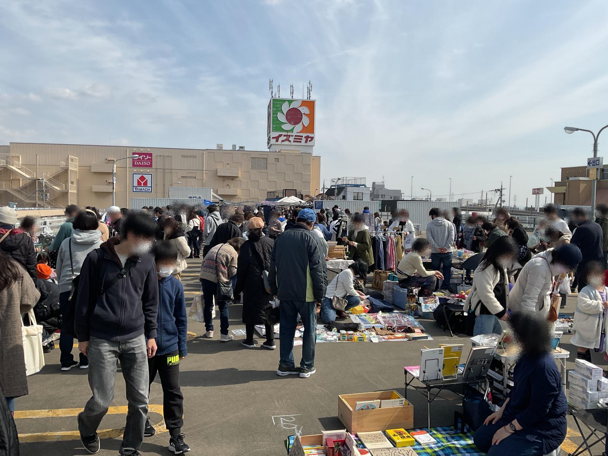 過去に開催された「イズミヤSC昆陽 de フリマ」の会場風景