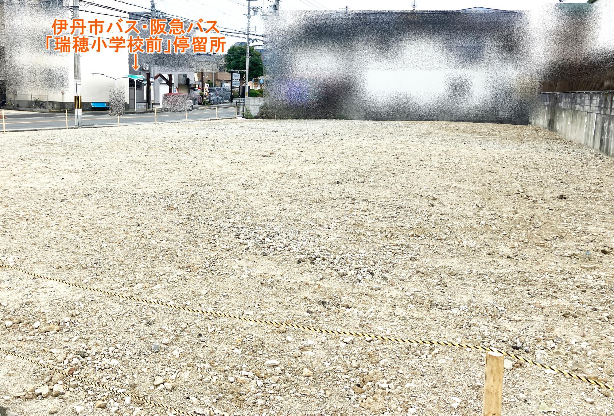 ミニストップ伊丹瑞穂町店跡地から見える伊丹市バス・阪急バス「瑞穂小学校前」停留所 ※2024年12月中旬撮影